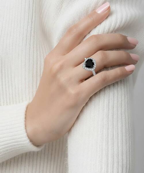 Anillo Piedra Central Corazón Negro