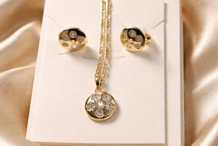 Oro_Kit_Cadena_DIje_Aretes_Placa_Redonda_Puenas_Flores_Imi_Diamante_38